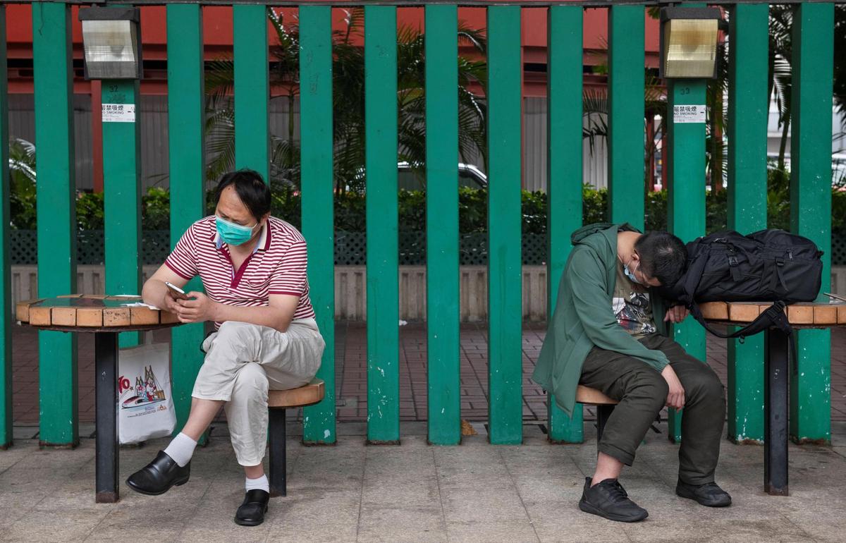 Dos hombres con mascarillas en China.