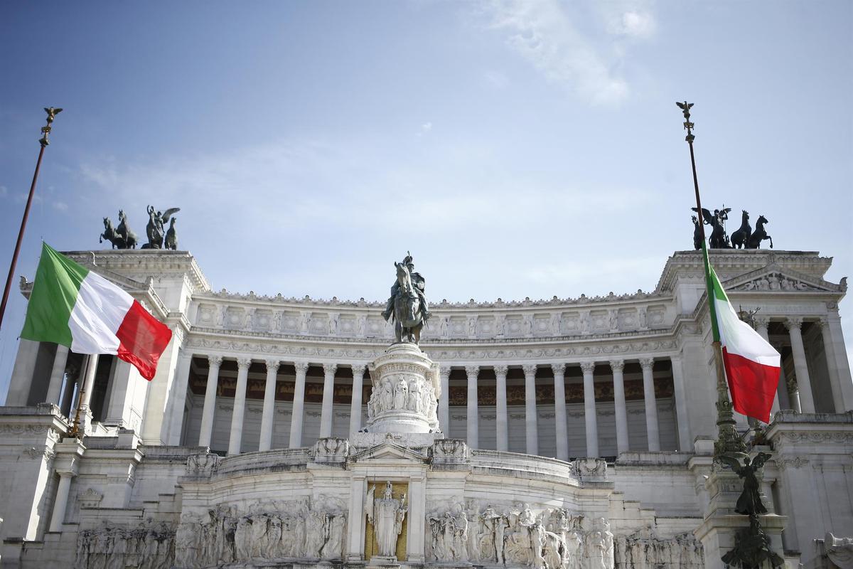 Banderas a media asta en el monumento a Victorio Manuel en Roma.