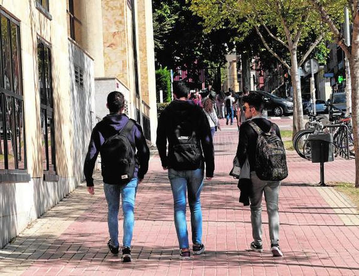 Estudiantes de la Universidad de Salamanca por el Campus Unamuno.