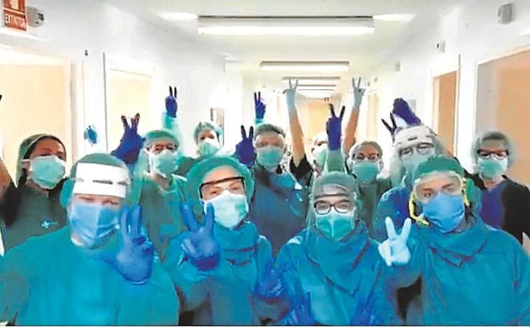 Captura del vídeo colgado por los sanitarios de la 7ª planta izda. del Clínico lanzando el mensaje “Quédate en casa”.