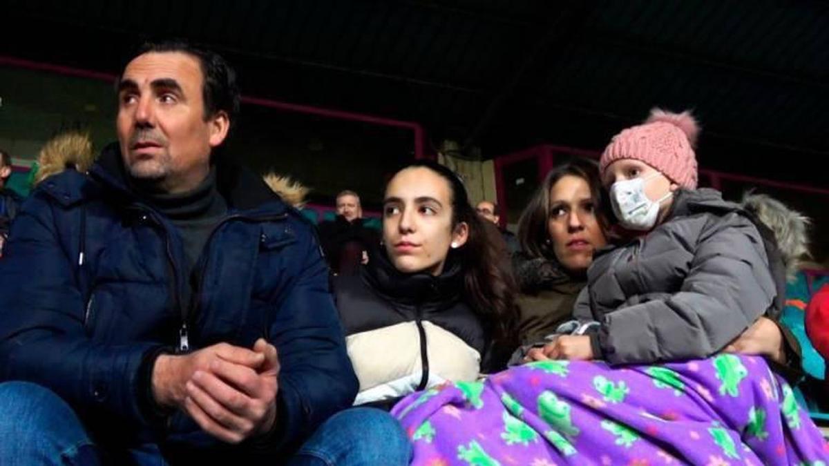 María, viendo la semifinal de la Supercopa Femenina con su familia en el Helmámntico.