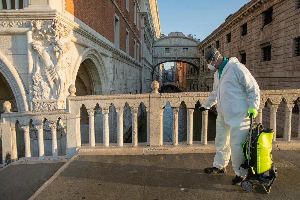 Un operario desinfecta las calles de Venecia.