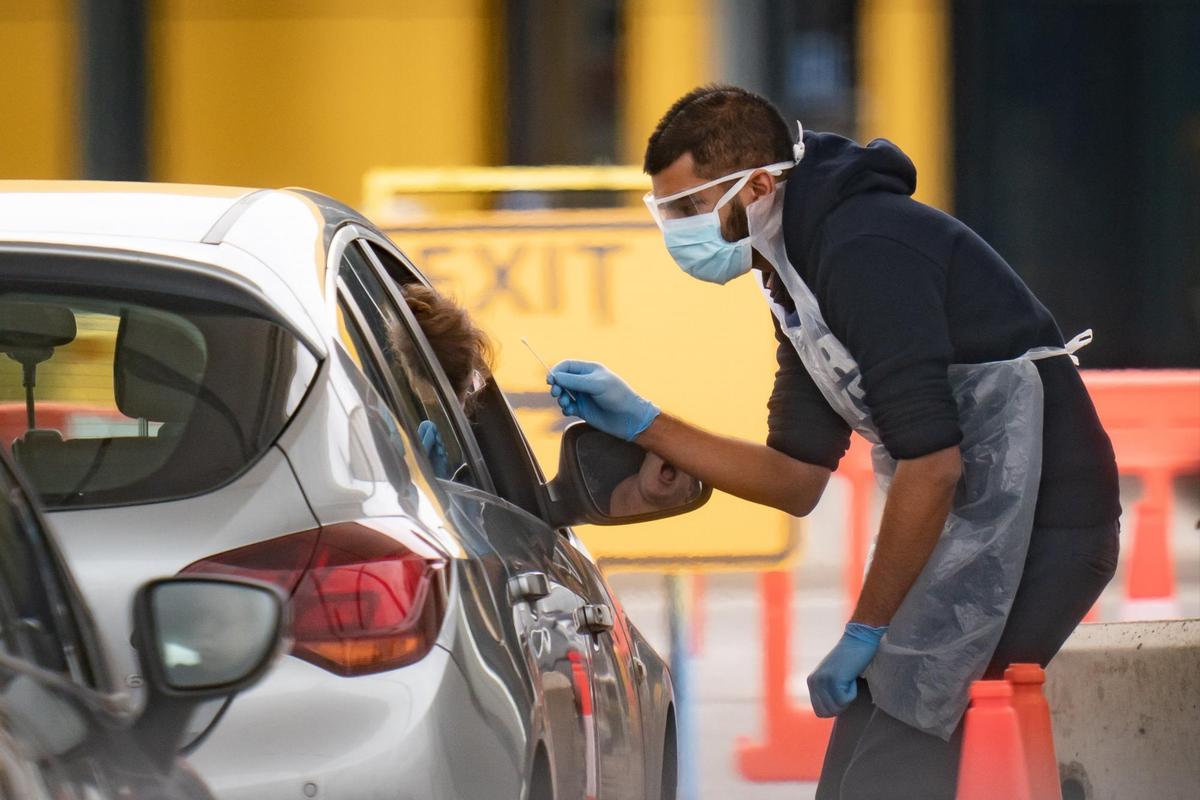 Una persona realiza tests desde el coche en Inglaterra.