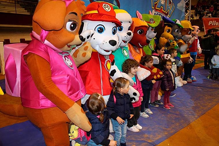 Los personajes de la Patrulla Canina en una de sus visitas a los pueblos.