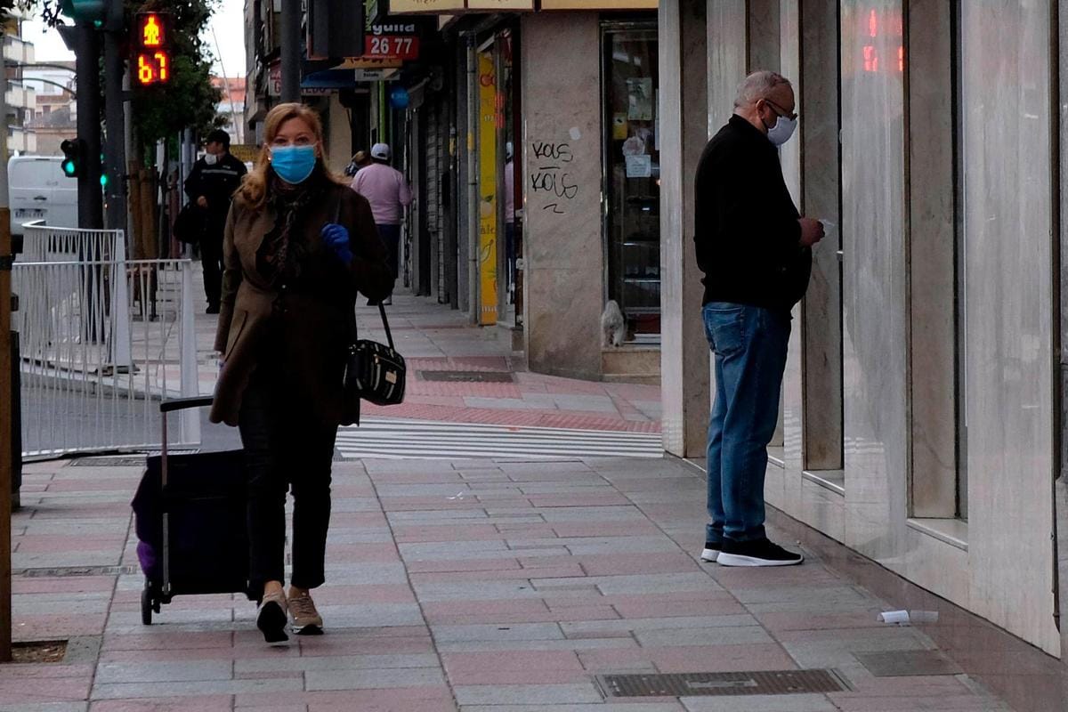 Algunos ciudadanos con mascarillas por las calles de Salamanca.