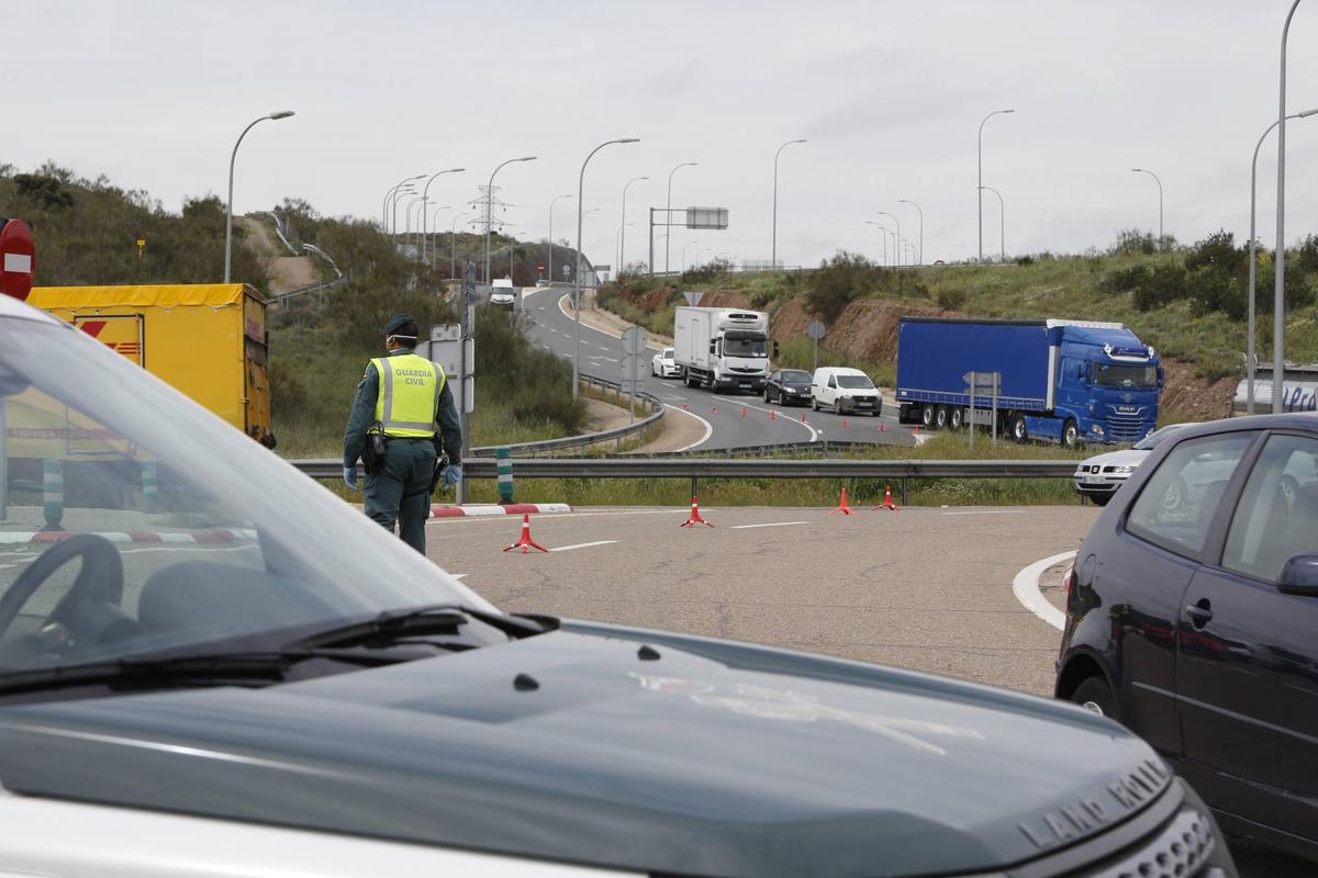 La Guardia Civil ha realizado controles especiales en la rotonda de Buenos Aires para evitar desplazamientos innecesarios con motivo del festejo. | Fotos: ALMEIDA