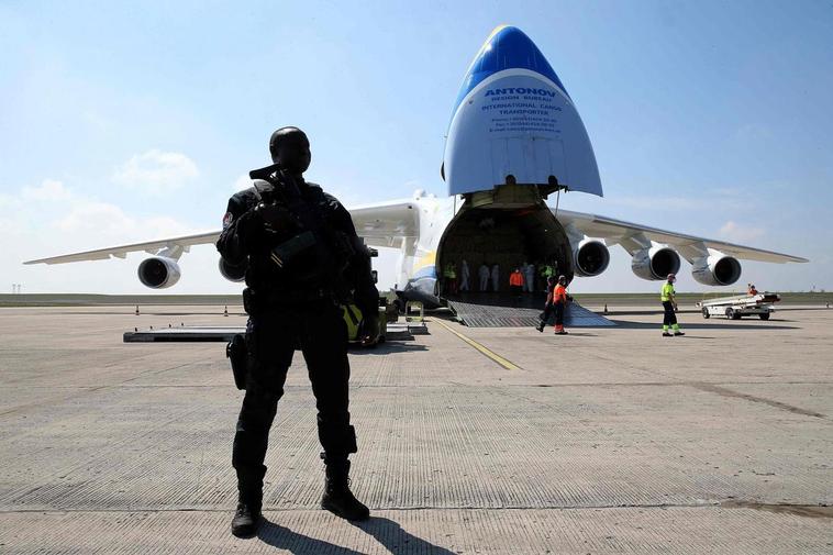 Un avión con material sanitario llega a Francia.