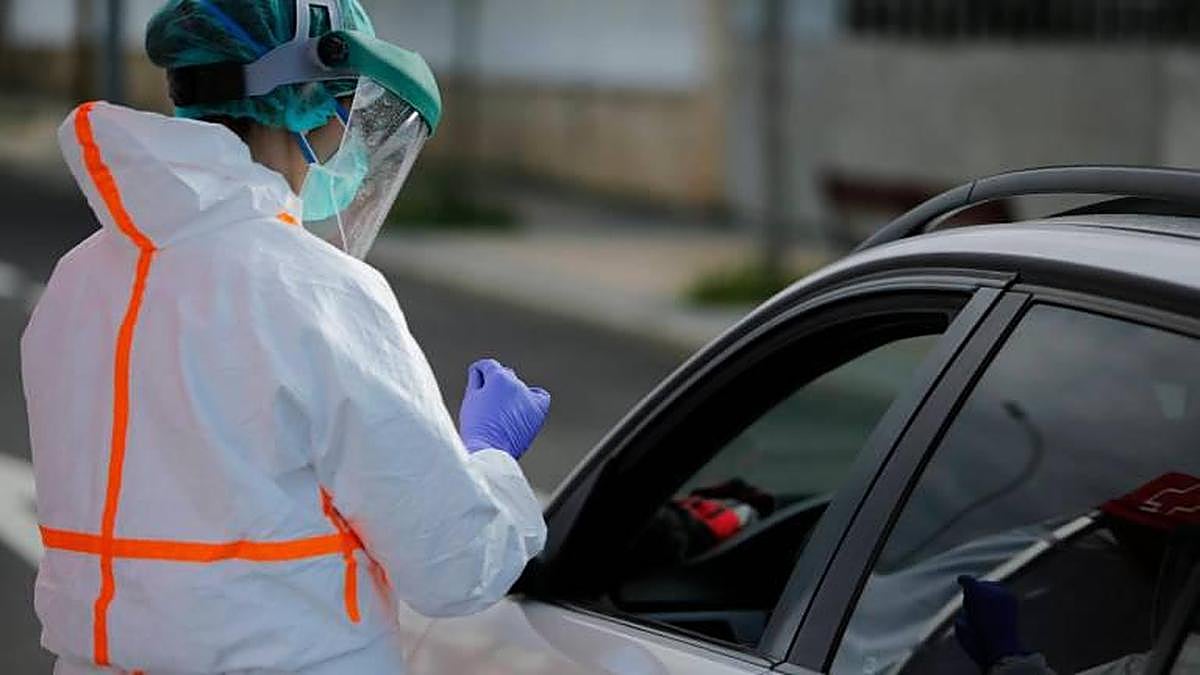 Un sanitario administra un test rápido en Salamanca.