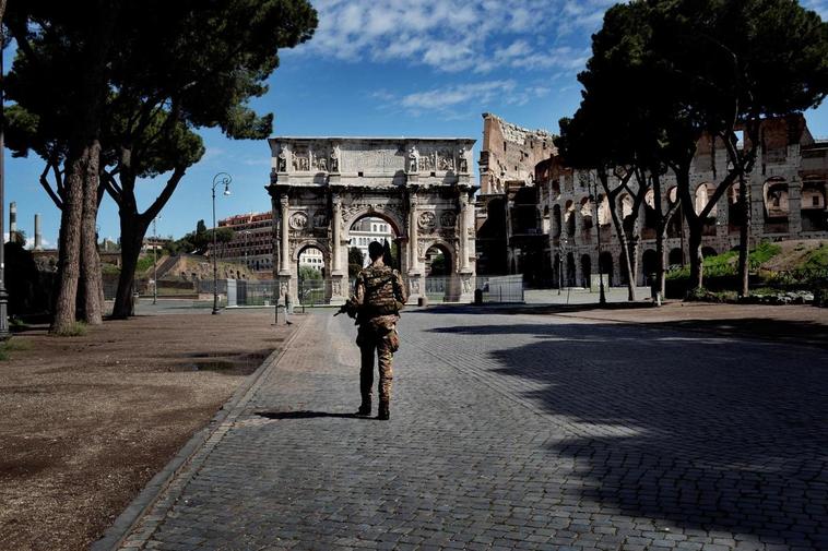 Un soldado vigila que se cumpla el confinamiento en Italia.