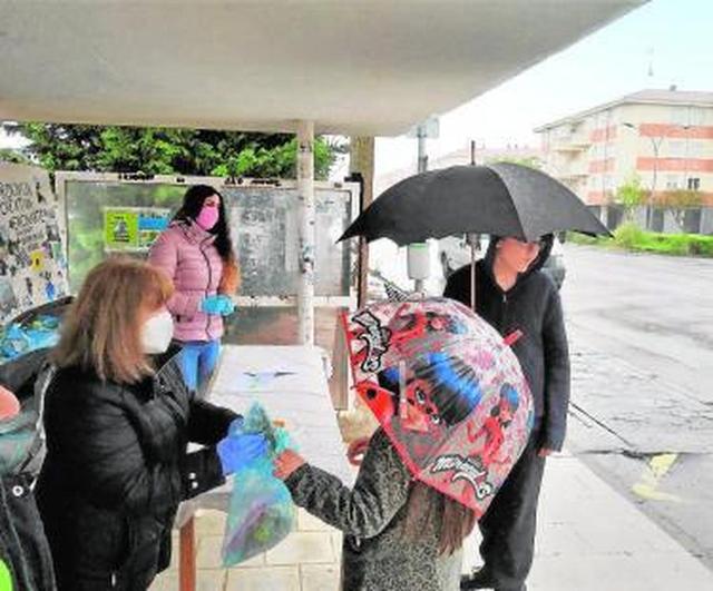 Entrega de las mascarillas infantiles en la urbanización El Encinar.