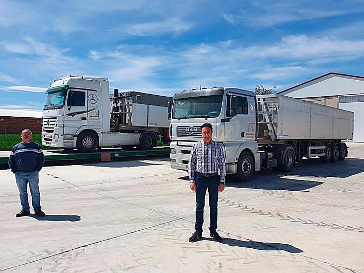 José Luis Curto y Ángel Luis Alonso con sus dos camiones.