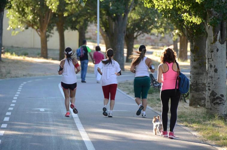 Varias mujeres haciendo deporte en Salamanca.