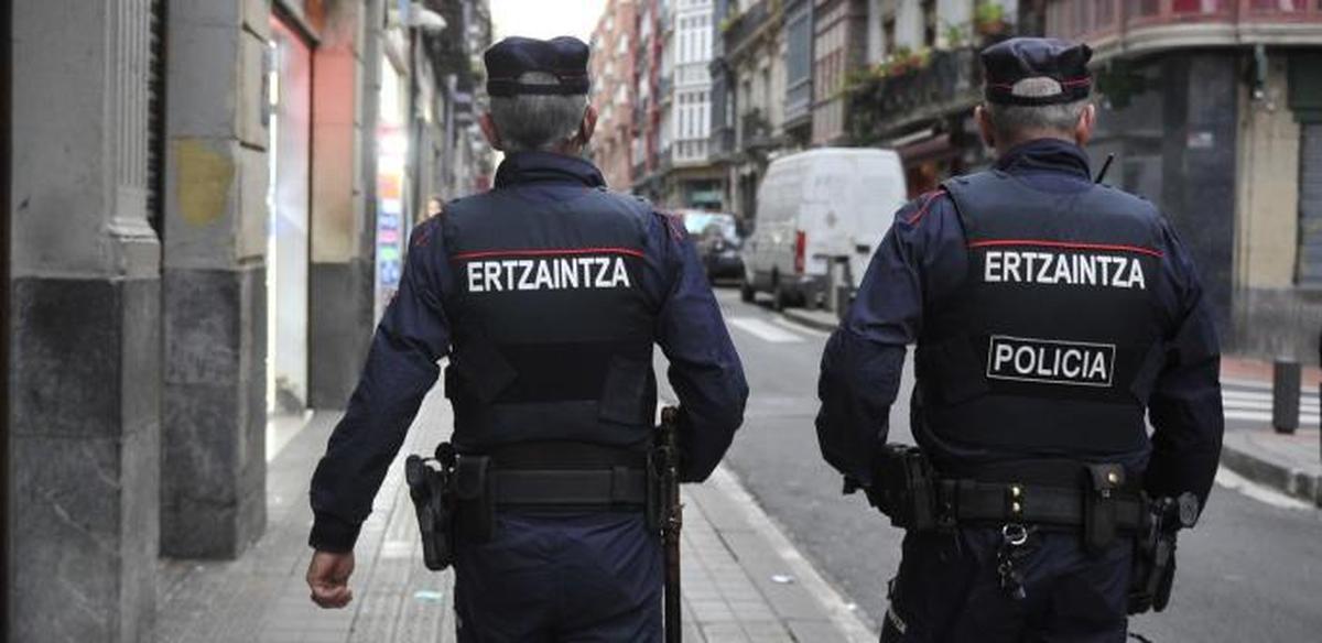 Dos agentes de la Erzaintza.