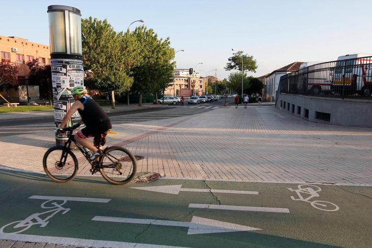 Un aficionado circula con su bici por el carril bici