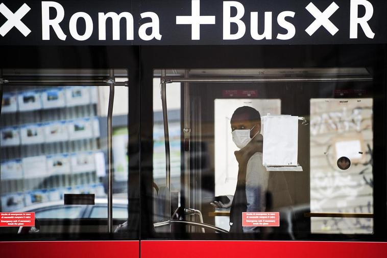 Un hombre con mascarilla en Roma.