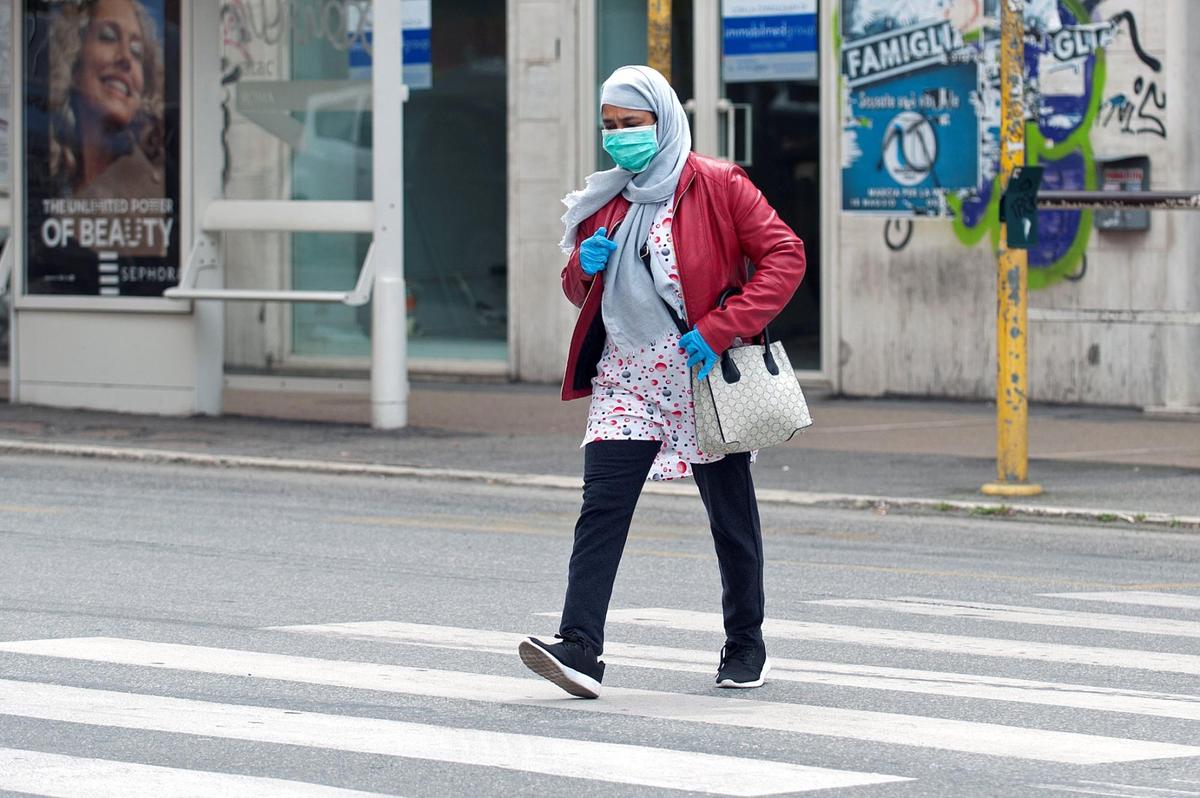 Una mujer pasea por las calles de Roma.