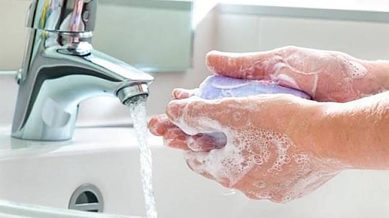 Un salmantino lavándose las manos.