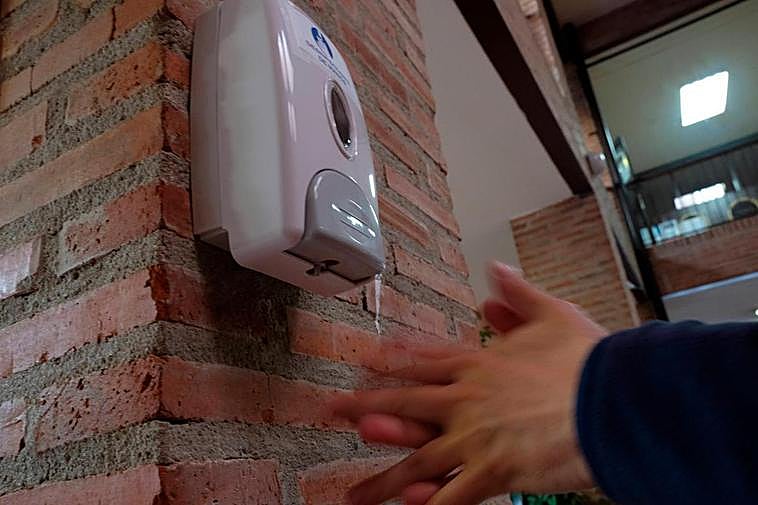 Dispensador de un gel desinfectante.