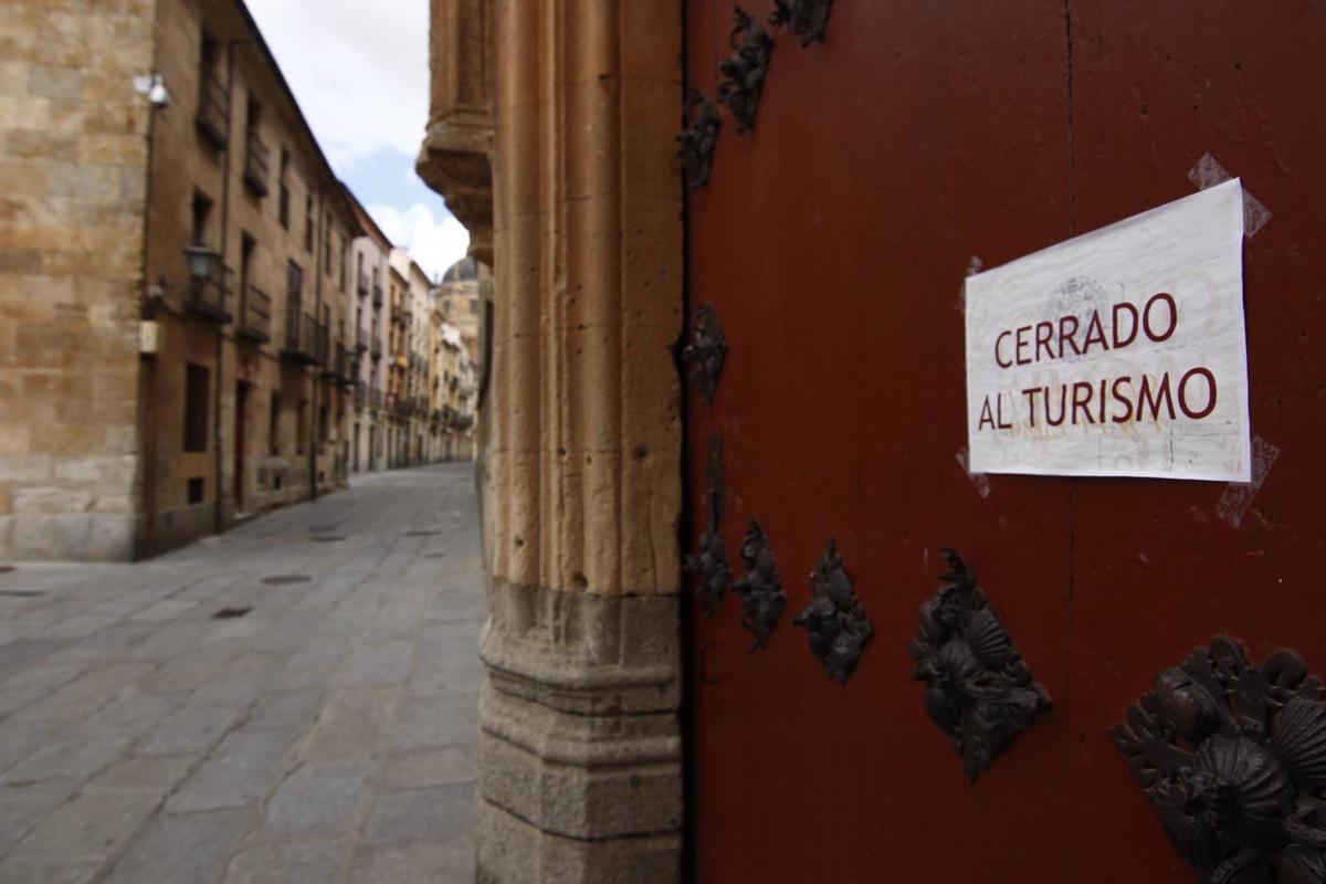 El edificio histórico de la Universidad de Salamanca, cerrado al turismo durante el estado de alarma.