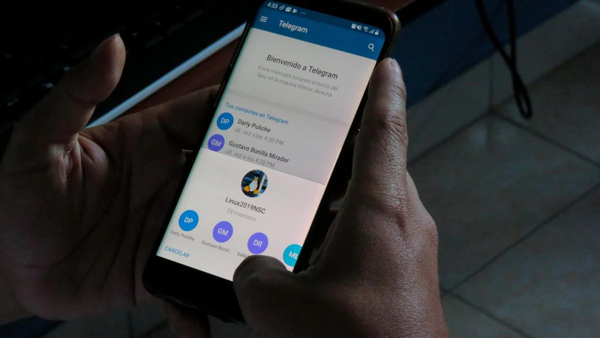 Un usuario utiliza la red de mensajería instantánea Telegram