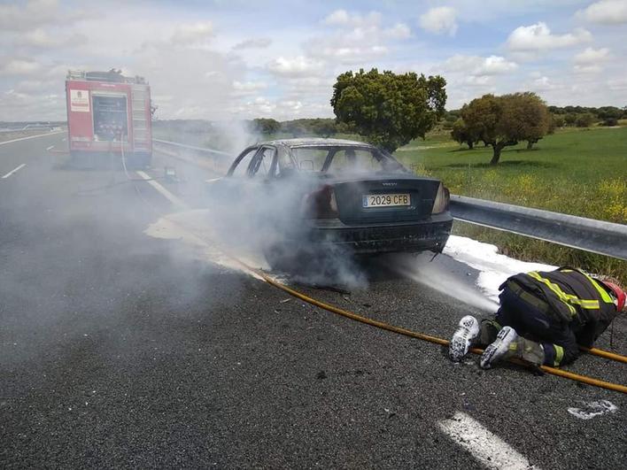 Echa a arder un coche entre Fresno y Beleña