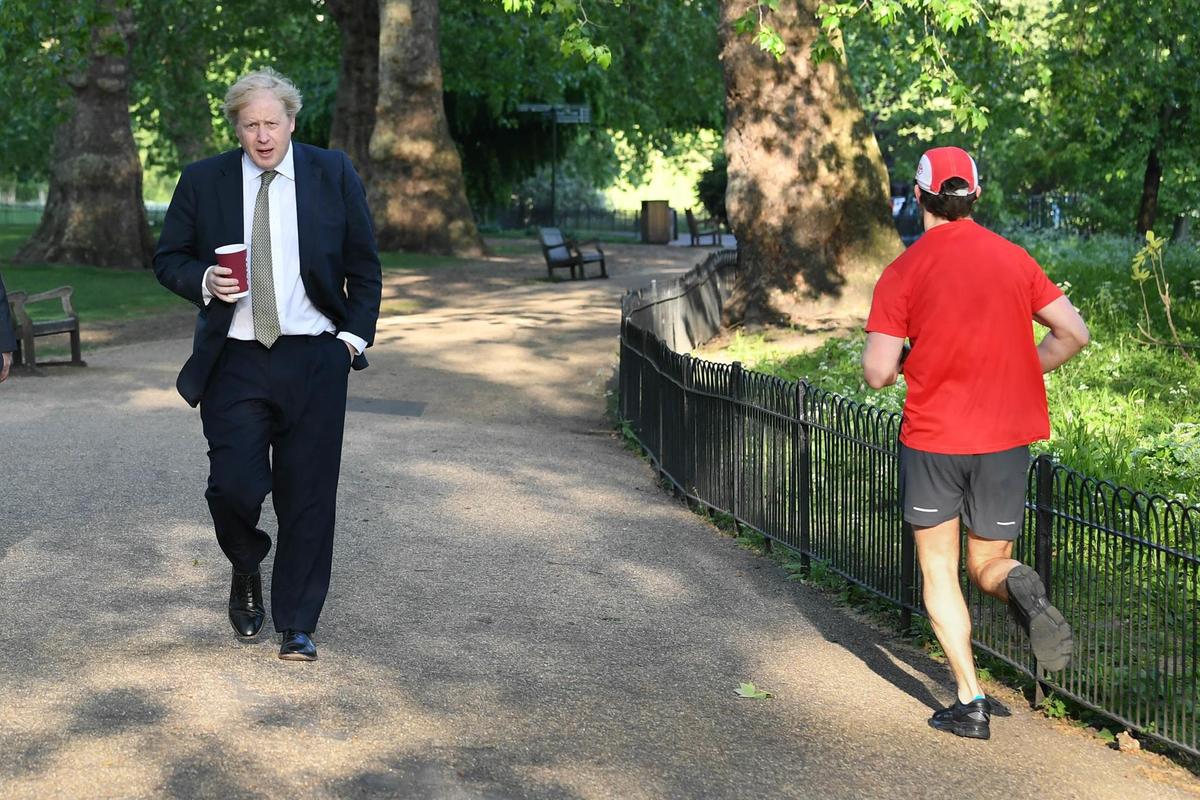 Boris Johnson paseando por el parque Saint James en Londres.