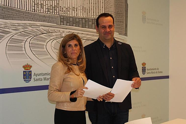 La edil de Economía, Chabela de la Torre, y el alcalde, David Mingo.