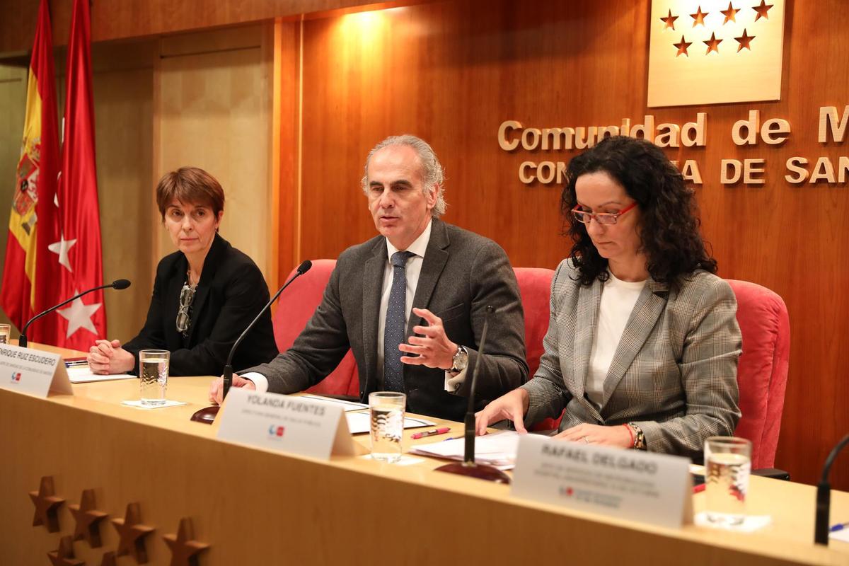 El consejero de Sanidad, Enrique Ruiz Escudero acompañado de la ahora exdirectora de Salud Pública de la Consejería de Sanidad, Yolanda Fuentes.