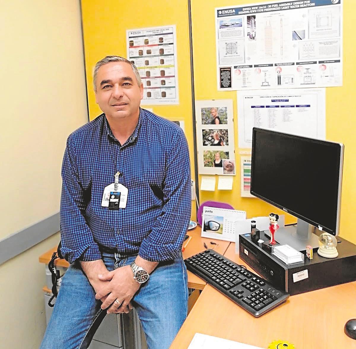 Clemente Palomero trabaja en la planta de Juzbado