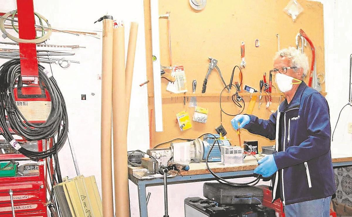 José Miguel Almeida trabajando en el taller