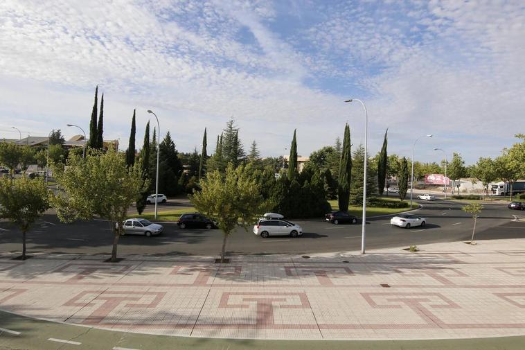 Coches en mitad de la rotonda que atraviesa la avenida de San Agustín.