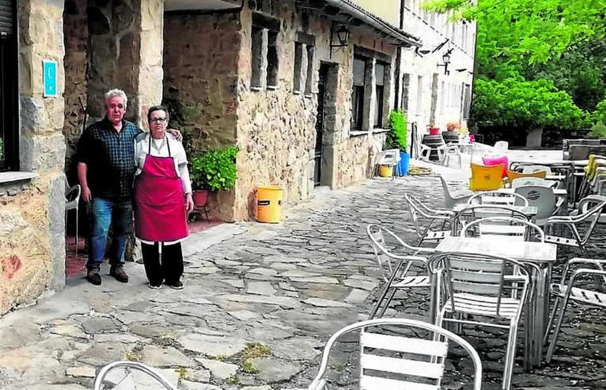 Ángel Hernández y Natividad Gálvez abren la terraza del bar de su hotel en Miranda del Castañar.