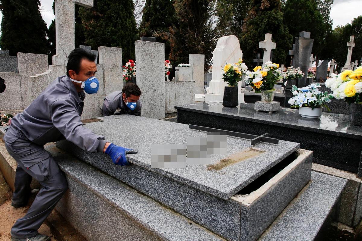 Un entierro en el cementerio San Carlos Borromeo, durante la pandemia.