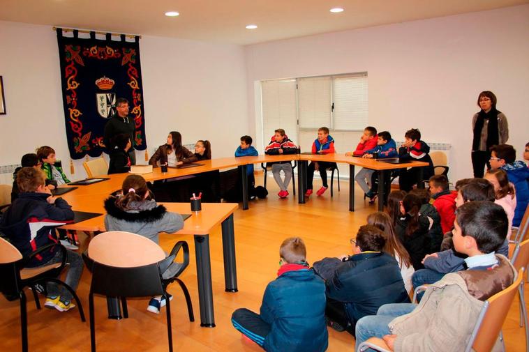 Una de las actividades en las que participan los niños, gracias a la colaboración entre el Consistorio y el colegio, es la visita al Ayuntamiento para conocer su funcionamiento.