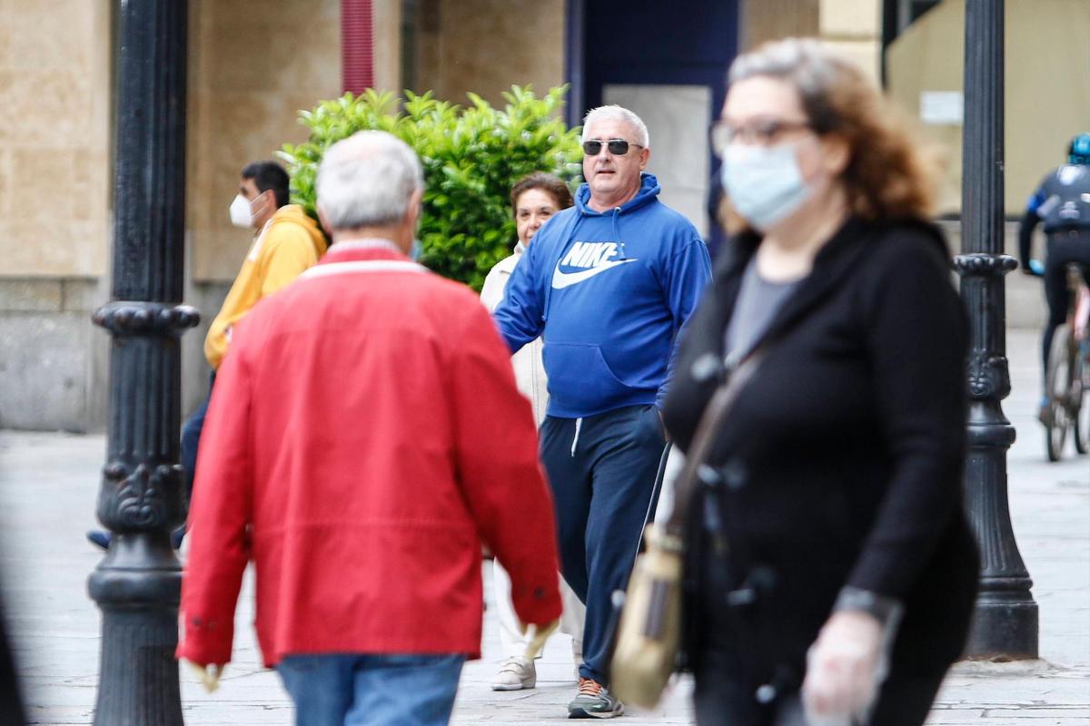 Varias personas paseando por Salamanca.