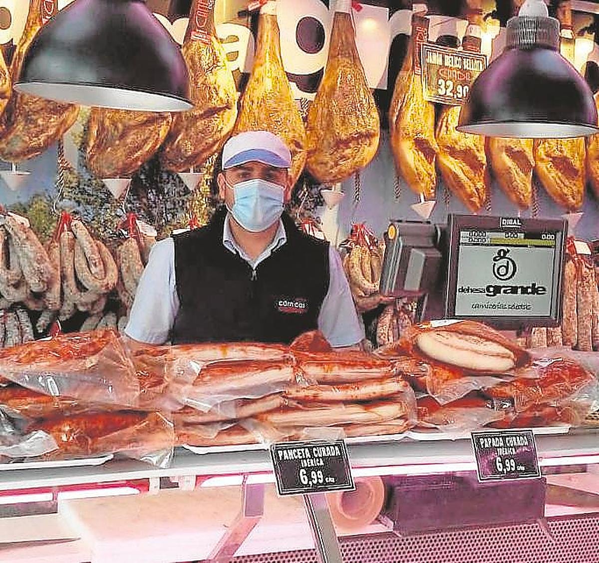 Álvaro García, en su carnicería