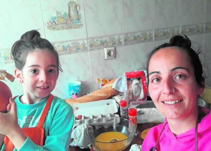 Patricia Sendín con su hija Nerea en la casa de los abuelos en Hinojosa.