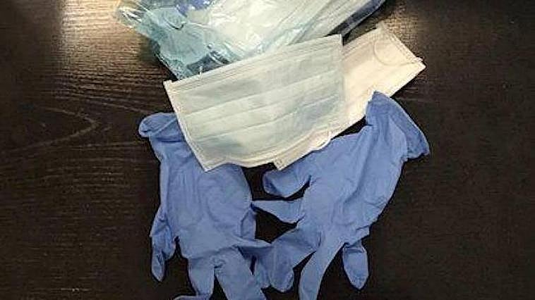 Mascarillas quirúrgicas y guantes.