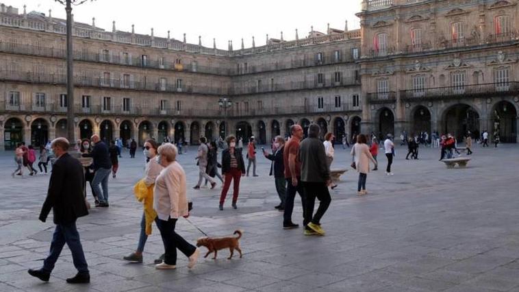 Personas paseando por la Plaza Mayor de Salamanca en uno de los primeros días de salidas permitidas.