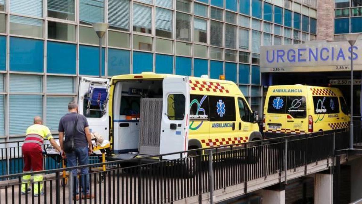 Dos ambulancias en la puerta de acceso a las urgencias del Virgen de la Vega.