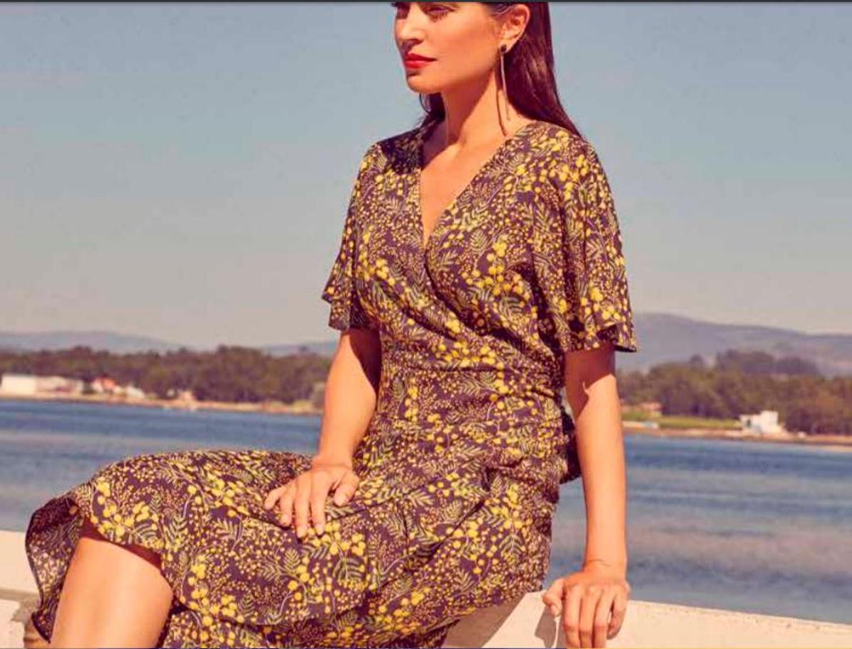 Vestido cruzado con tejido en algodón y estampado de Flor Liberty en amarillo, drapeado en cintura y escote a pico y manga corta. Diseño de Olga Santoni