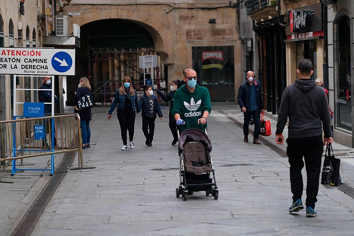 Viandantes con mascarilla en Salamanca.