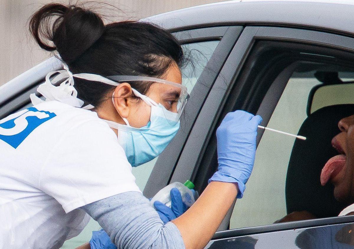 Una sanitaria realiza un test de detección de coronavirus en Reino Unido.