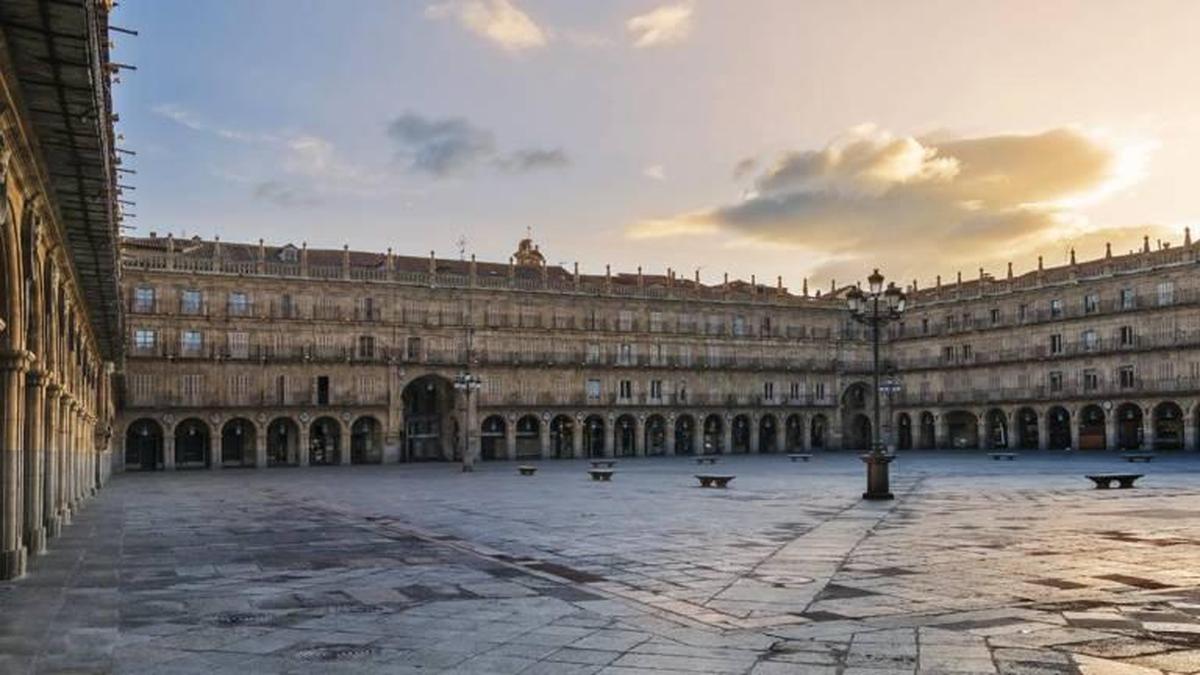 La Plaza Mayor vacía durante una jornada de confinamiento estricto por el COVID.