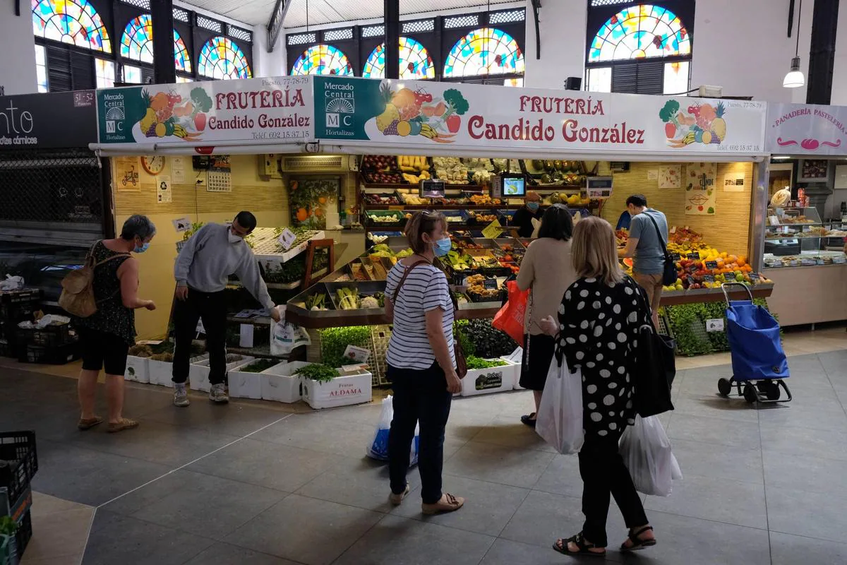 Salmantinos de compras en el Mercado Central.