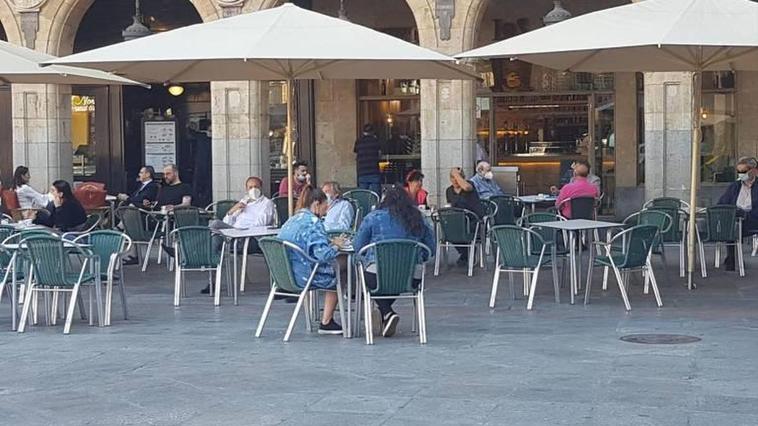 Terrazas de la Plaza Mayor de Salamanca a primera hora de este lunes, primer día de la fase 1.