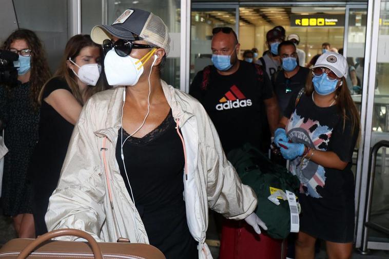 Los concursantes de 'Supervivientes' en el aeropuerto tras su llegada desde Honduras.