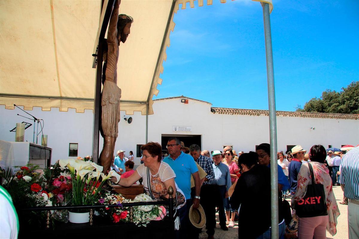 El tradicional besapiés del Cristo de Cabrera en la explanada del santuario.