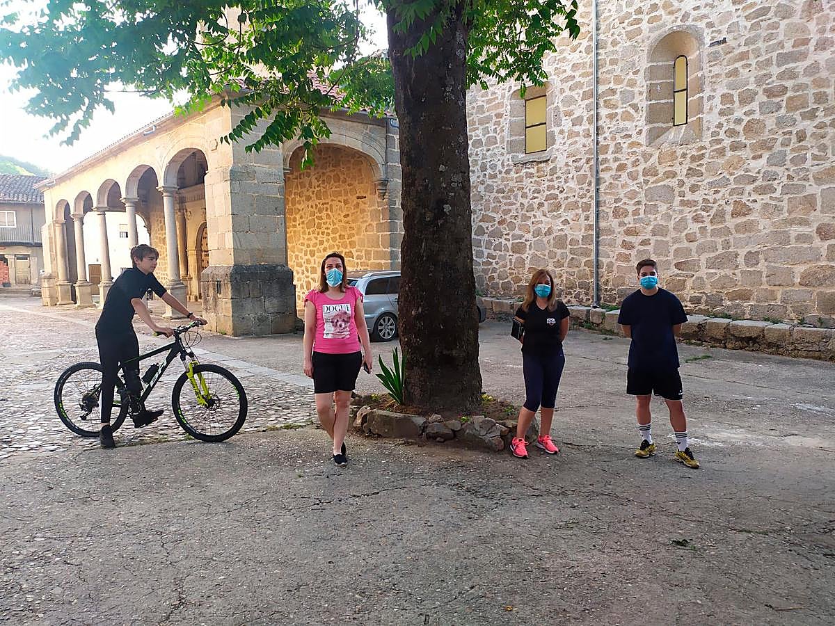 Luis Márquez junto a su madre Martina Pérez y, también, Chus García con su hijo Álvaro Martín.