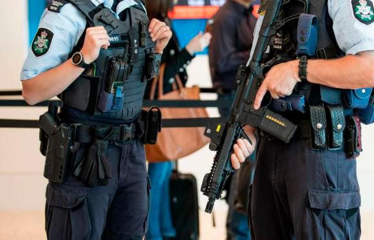 Dos agentes de la Policía Federal de Australia.